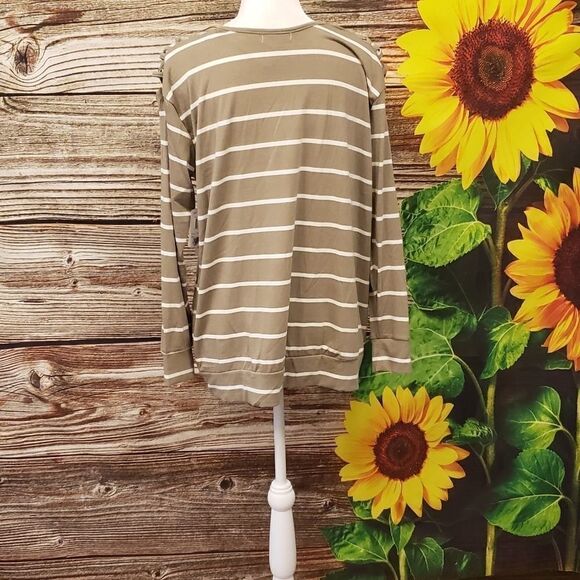 Thyme & Honey taupe pullover top Size Medium NWT - Picture 4 of 8